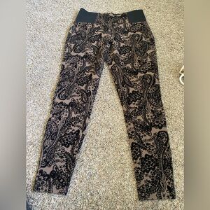 Straight leg legging pants with velvet design